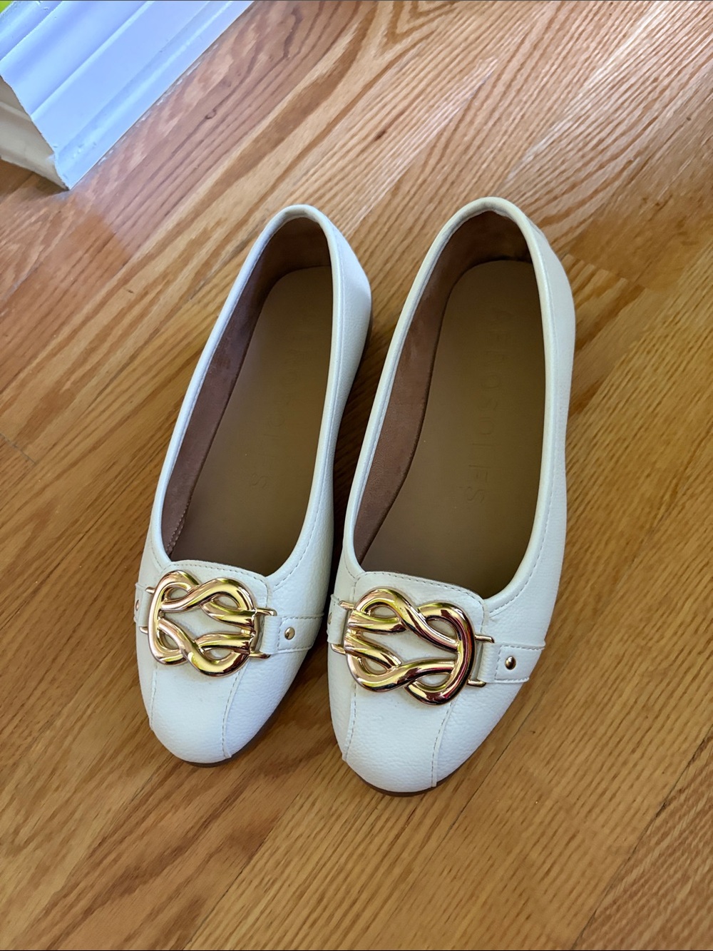 Aerosoles women's Cream Leather Ballet Flats with gold buckles 7.5